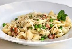 Pasta with bacon, peas, mint